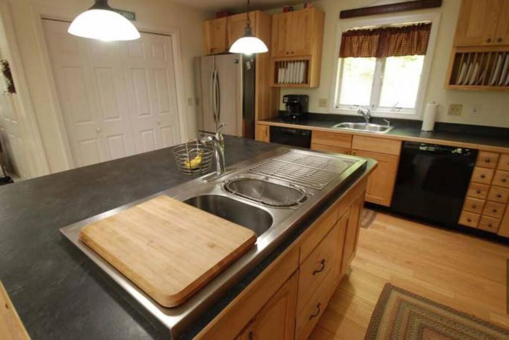 Beautiful Spacious Home W/ Game Room. Gilford Exterior photo